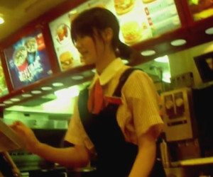 ファーストフード店員のスカートの中