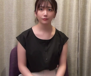 池袋百貨店勤務の美容部員25歳 人前で初めてのオナニーに赤面のなか、続けてサプライズの2連続中出し。